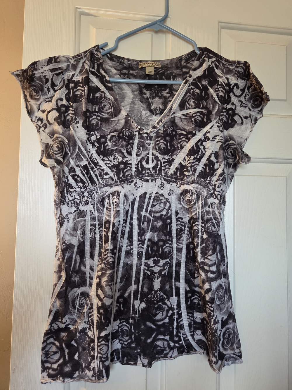 Y2K Women's Black and White Floral V-Neck Top